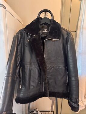 Shearling-Style Aviator Jacket 🖤
Size xs